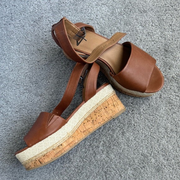 Universal Thread Cognac/Cream Bailey
Platform Wedges - Picture 3 of 5